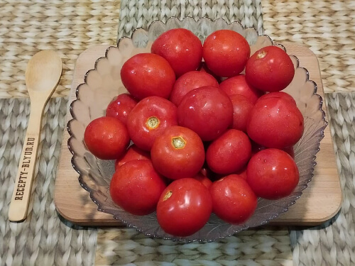 Помидоры помыть, удалить плодоножку.
