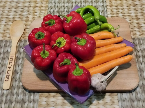 Красный и острый перец помыть, очистить от семечек, морковь, чеснок почистить.