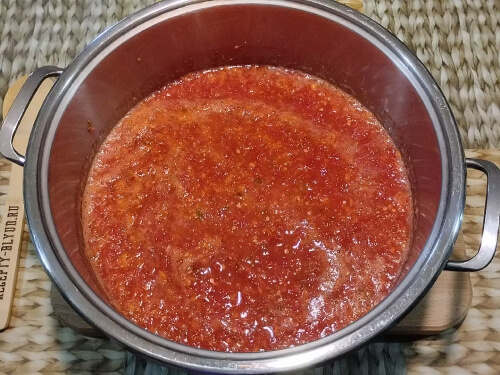 Все овощи кроме чеснока пропустить через мясорубку.