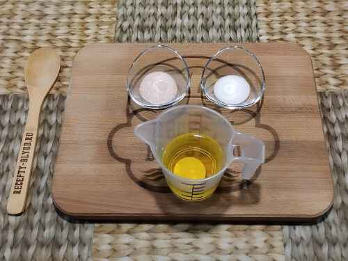 Подготовить растительное масло, соль и сахар.