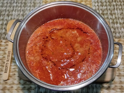 Добавить к овощам масло, сахар, соль и поставить на плиту до закипания, затем уменьшить огонь до минимума, и варить на медленном огне 40 минут.