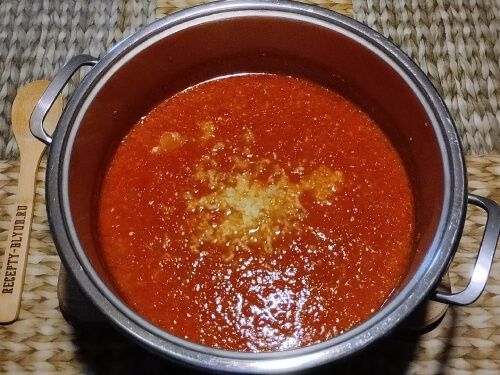 Убрать с огня, выдавить чеснок или натереть на мелкой тёрке, скорректировать на соль, при желании добавить черный перец.