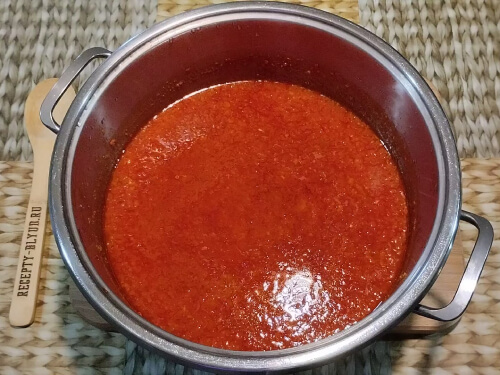 Проварить аджику еще 10 минут на медленном огне.