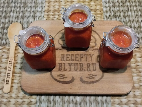 Готовую аджику разлить по сухим, чистым, герметичным банкам.