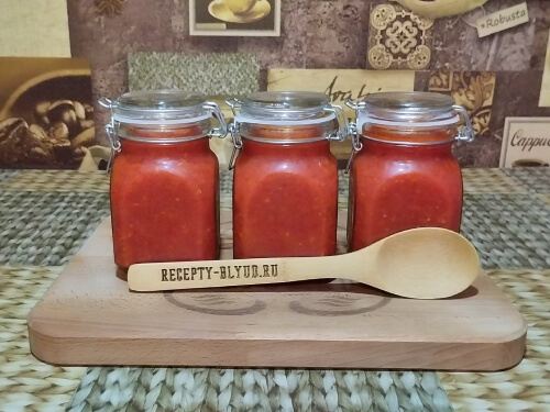 Аджика хорошо сохраняется в герметичных банках в холодильнике.