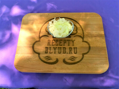 Лук нарезать полукольцами. Лук нарезать полукольцами.