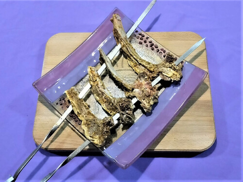 Насадить на шампуры с двух сторон. Насадить на шампуры с двух сторон.