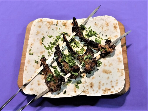 Пожарить на углях до золотистого цвета. Выложить на лаваш, посыпать зеленью. Пожарить на углях до золотистого цвета. Выложить на лаваш, посыпать зеленью.