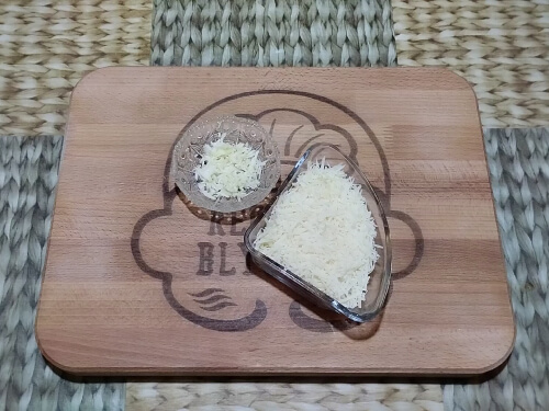 Половина сыра Пармезан (70 гр.) и чеснок натереть на тёрке (3 шт.) Половина сыра Пармезан (70 гр.) и чеснок натереть на тёрке (3 шт.)