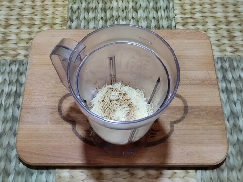 В чашу блендера отправить яйцо всмятку, тёртый сыр, чеснок, горчицу, соевый соус, влить половину растительного масла (50 мл.) Все тщательно пробить. В чашу блендера отправить яйцо всмятку, тёртый сыр, чеснок, горчицу, соевый соус, влить половину растительного масла (50 мл.) Все тщательно пробить.