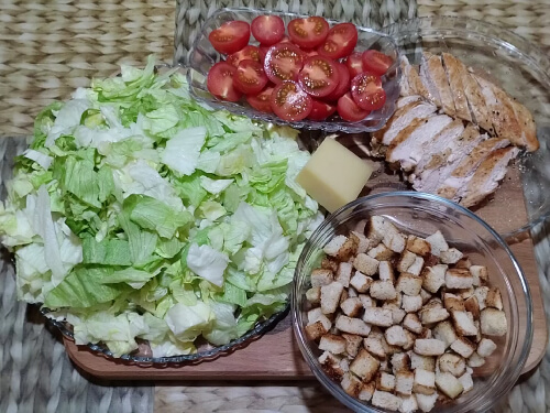 Приготовить ингредиенты для сборки салата. Приготовить ингредиенты для сборки салата.