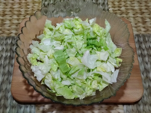 В глубокую ёмкость выложить нарезанный салат Айсберг. В глубокую ёмкость выложить нарезанный салат Айсберг.