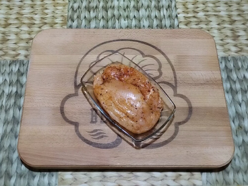 Замариновать грудки в смеси чёрного перца, паприки, соевом соусе. Замариновать грудки в смеси чёрного перца, паприки, соевом соусе.