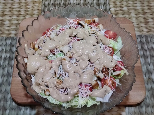 Половину натёртого сыра Пармезан и половину соуса. Половину натёртого сыра Пармезан и половину соуса.