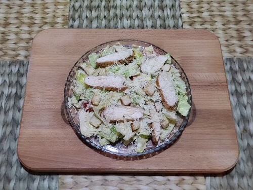 Выложить порцию салата на тарелку, поверху кусочки куриного филе, посыпать гренками, сыром, полить оставшимся соусом. Таким образом оформить другие порции и сразу подавать. Выложить порцию салата на тарелку, поверху кусочки куриного филе, посыпать гренками, сыром, полить оставшимся соусом. Таким образом оформить другие порции и сразу подавать.