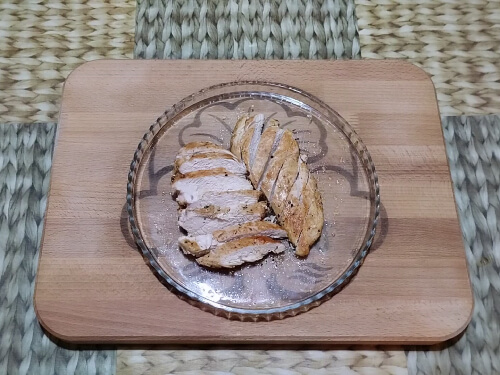 Нарезать грудку на крупные кусочки. Нарезать грудку на крупные кусочки.