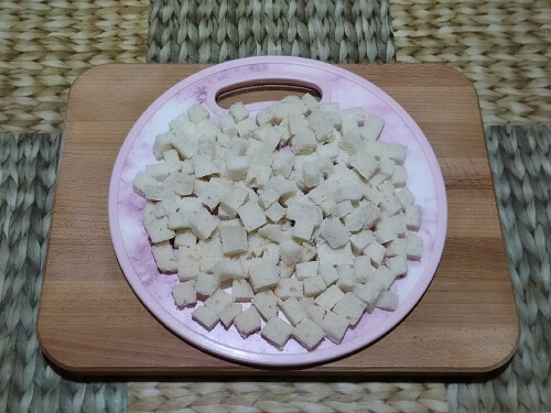 Нарезать хлеб кубиками. Нарезать хлеб кубиками.