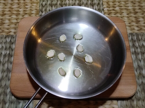 Разогреть сковороду, обжарить на оливковом масле чеснок (3 шт.). Вынуть шумовкой. Разогреть сковороду, обжарить на оливковом масле чеснок (3 шт.). Вынуть шумовкой.