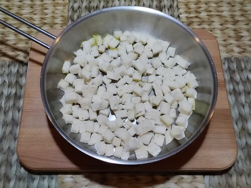 В полученном чесночном масле обжарить гренки до золотистого цвета. В полученном чесночном масле обжарить гренки до золотистого цвета.