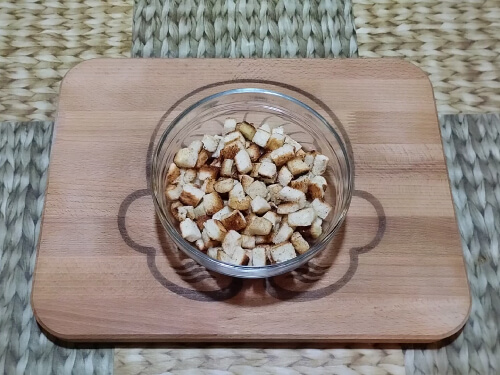 Переложить готовые гренки в посуду. Переложить готовые гренки в посуду.