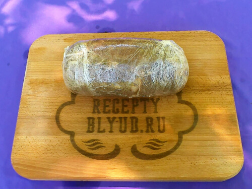 Свернуть в тугой рулет, обернуть плёнкой еще несколько раз. Убрать в холодильник на 2-3 дня. Свернуть в тугой рулет, обернуть плёнкой еще несколько раз. Убрать в холодильник на 2-3 дня.