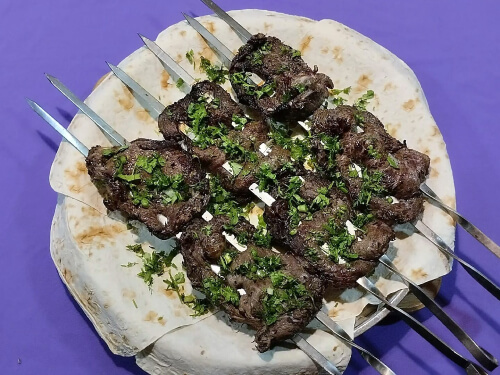 Готовое мясо выложить на лаваш, посыпать зеленью. Готовое мясо выложить на лаваш, посыпать зеленью.