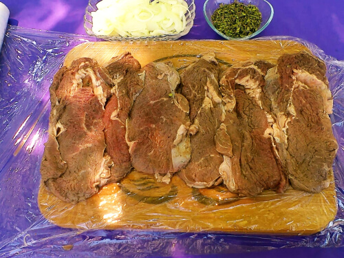 Разложить мясо на плёнке. Разложить мясо на плёнке.