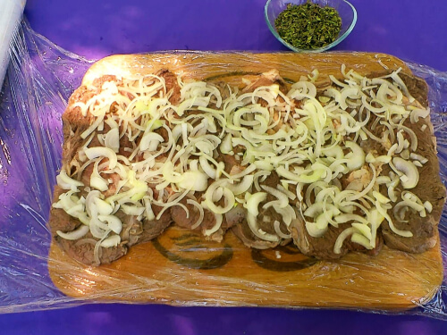 Посыпать мясо луком, выжимая сок. Посыпать мясо луком, выжимая сок.