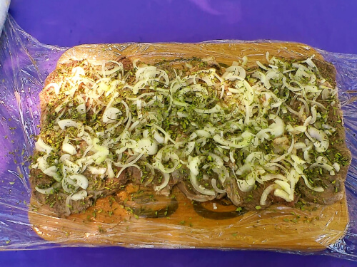 Посыпать мясо чабрецом. Посыпать мясо чабрецом.