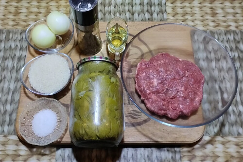 Подготовить продукты. Перемолоть мясо в фарш, почистить лук.