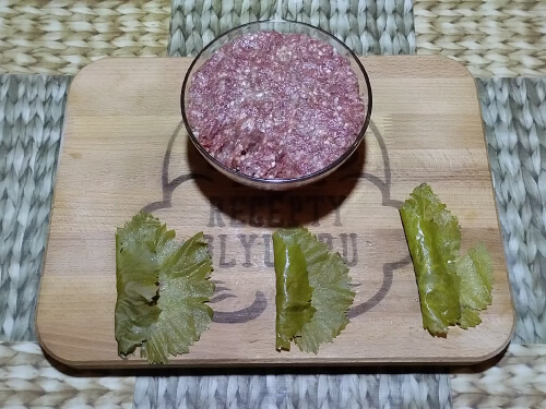 Положить фарш в центр листа, завернуть левый край.