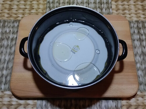 Залить долму водой, подсолить, налить 1 ст. ложку растительного масла. Накрыть тарелкой (это обязательно). Довести до кипения и сразу убавить на минимум. Варить 1-1,5 часа под закрытой крышкой до готовности листьев. Они должны быть мягкие.