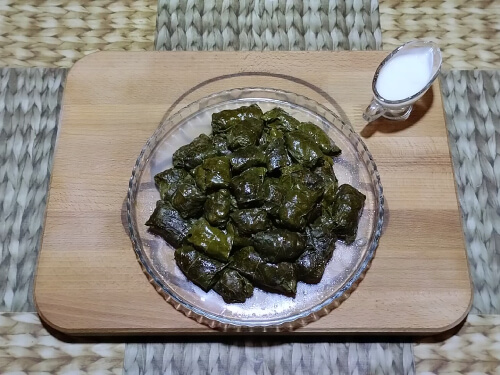 Готовую долму выложить на большую тарелку.