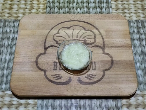 Лук мелко измельчить в мясорубке или в блендере.