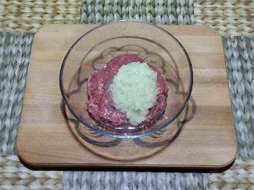 Соединить лук с фаршем.