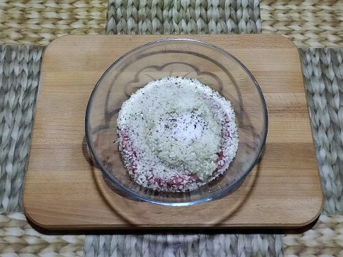 Добавить рис, посолить, поперчить.