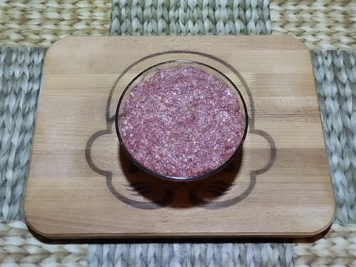 Тщательно перемешать фарш до однородной массы.