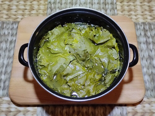 Опустить листья в кипящую воду на 1-2 мин.