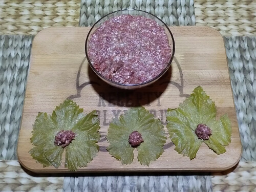 У листьев удалить черенки, разложить на доске.