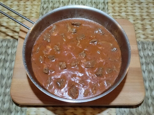 Потушить еще 10 минут, чтобы подлива загустела.