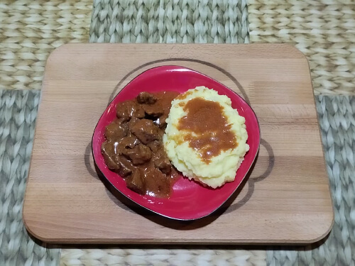 Подавать гуляш с картофельным пюре или другим гарниром.