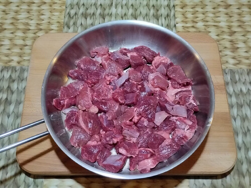 Нагреть растительное масло в сковороде, выложить мясо.