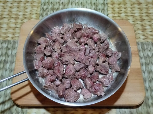 Обжарить мясо до выпаривания жидкости.