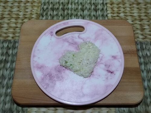 Нарезать лук (Лук можно резать разными способами).