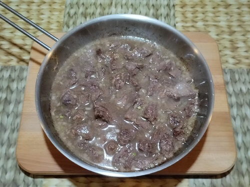 Залить водой, чуть подсолить, тушить на медленном огне под закрытой крышкой не менее 1 часа. В процессе тушения воду можно добавлять.