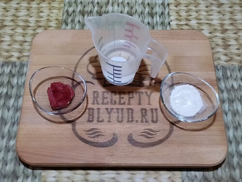 Приготовить воду, томатную пасту и муку.