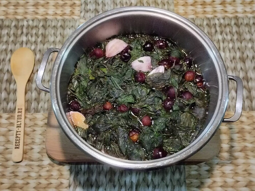 Довести до кипения, убавить огонь до минимума и варить 10 минут. Довести до кипения, убавить огонь до минимума и варить 10 минут.