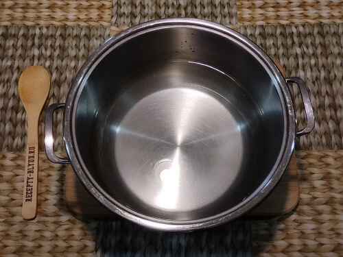 Поставить кипятиться воду. Поставить кипятиться воду.