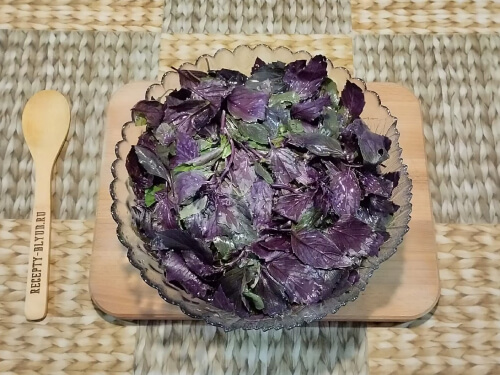 Базилик очистить от корешков, оставить только листья, замочить в воде. Базилик очистить от корешков, оставить только листья, замочить в воде.