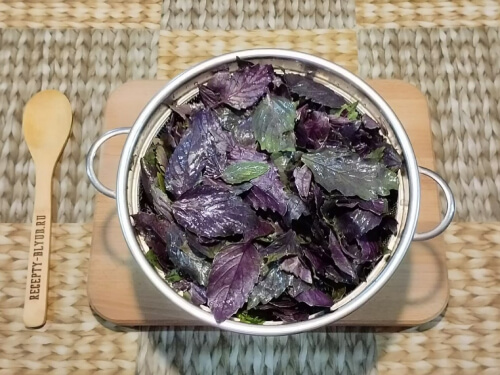 Откинуть на дуршлаг, дать стечь воде. Откинуть на дуршлаг, дать стечь воде.